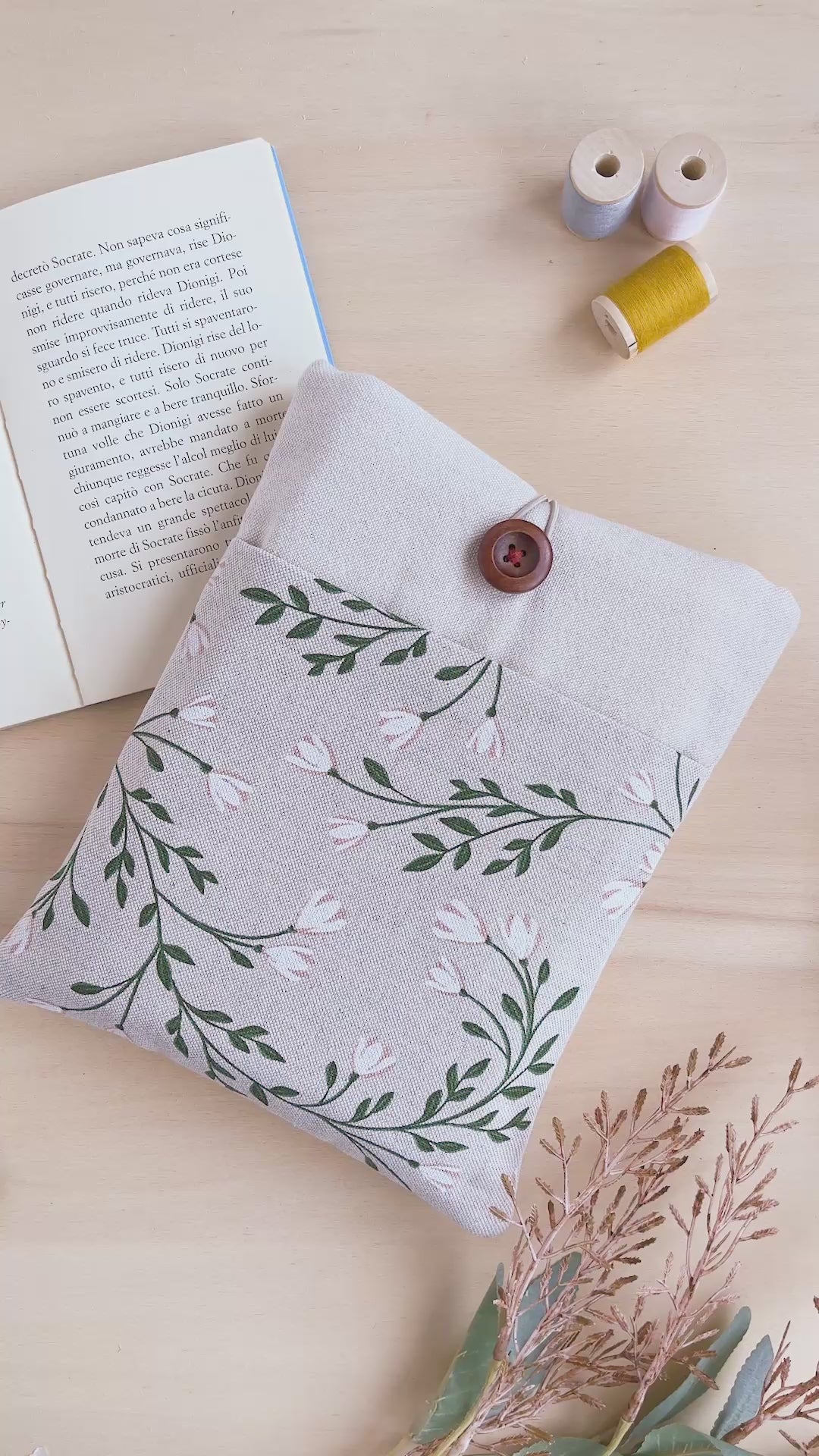 Custodia per libri imbottita in cotone fantasia tralci fioriti fatta a mano