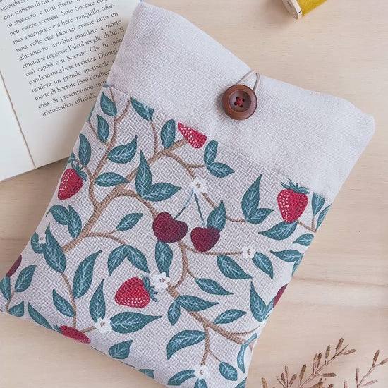 Custodia per libri imbottita in cotone fantasia fragole e ciliegie fatta a mano