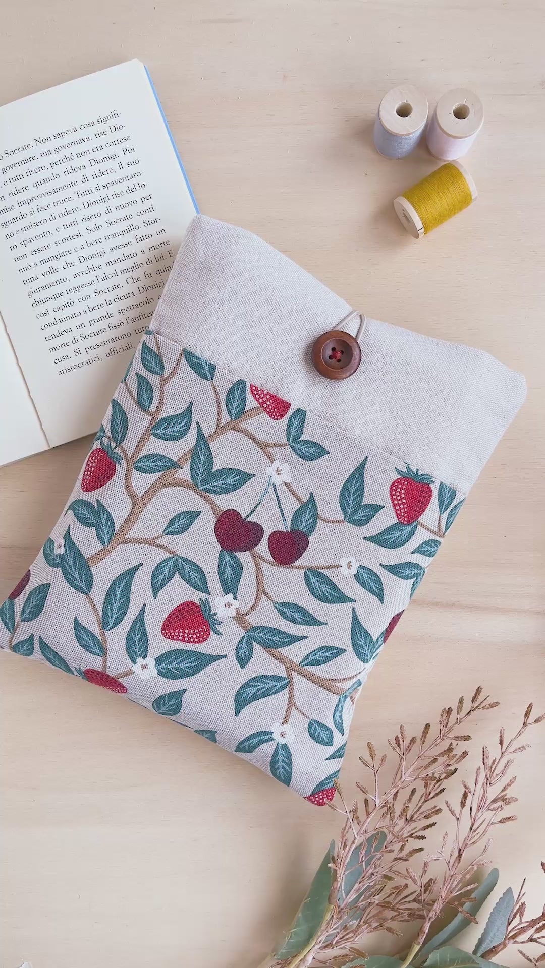 Custodia per libri imbottita in cotone fantasia fragole e ciliegie fatta a mano