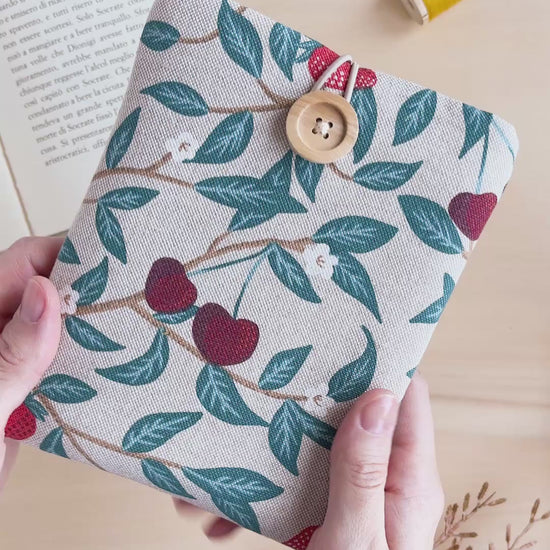 Custodia per e-reader imbottita in cotone fantasia fragole e ciliegie fatta a mano