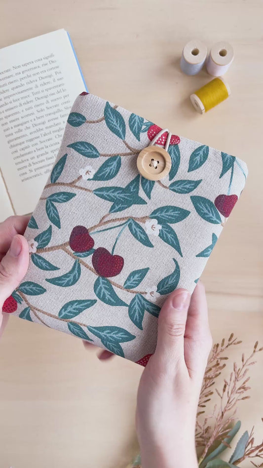 Custodia per e-reader imbottita in cotone fantasia fragole e ciliegie fatta a mano