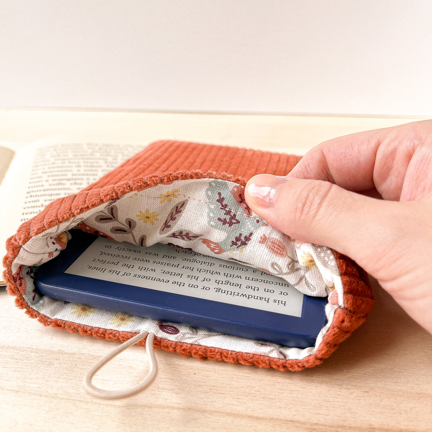 Custodia per e-reader in velluto terracotta