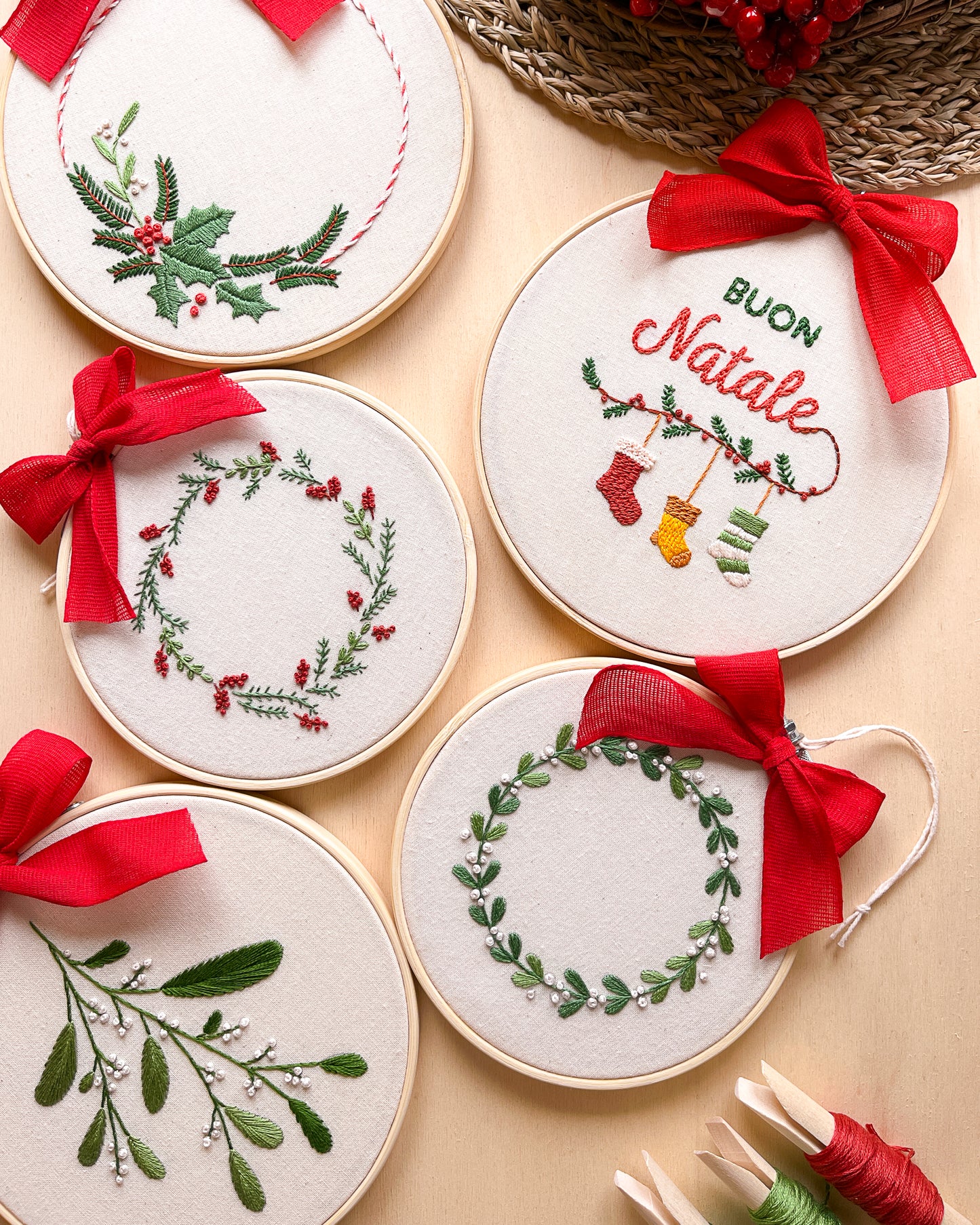 Ghirlanda con agrifoglio - pattern di ricamo a mano con istruzioni e video tutorial