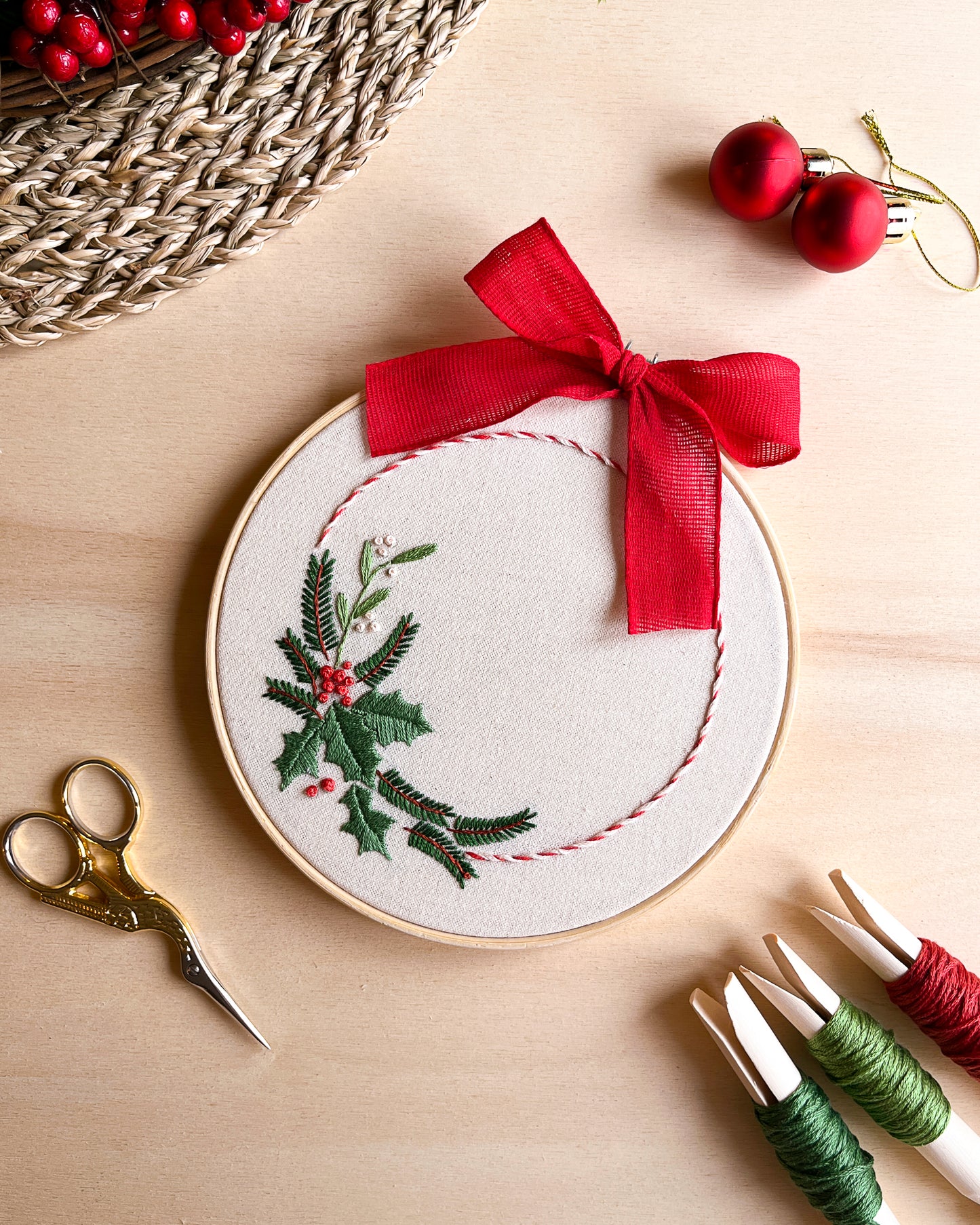 Ghirlanda con agrifoglio - pattern di ricamo a mano con istruzioni e video tutorial