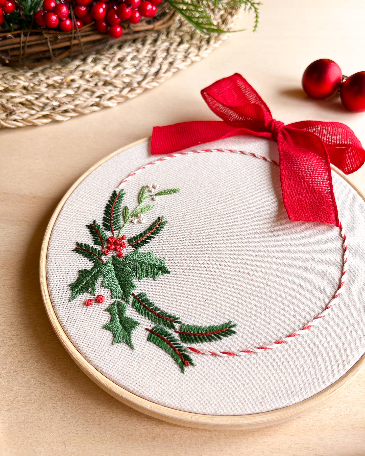 Ghirlanda con agrifoglio - pattern di ricamo a mano con istruzioni e video tutorial