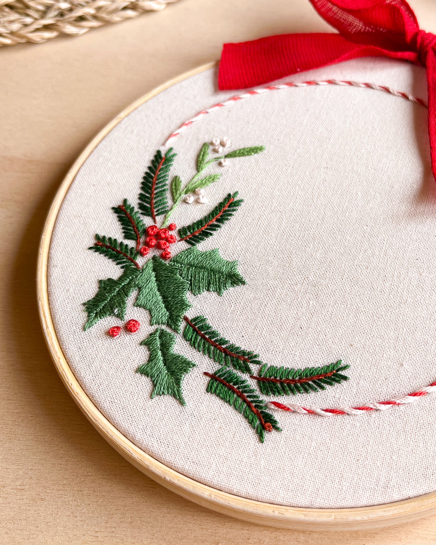 Ghirlanda con agrifoglio - pattern di ricamo a mano con istruzioni e video tutorial