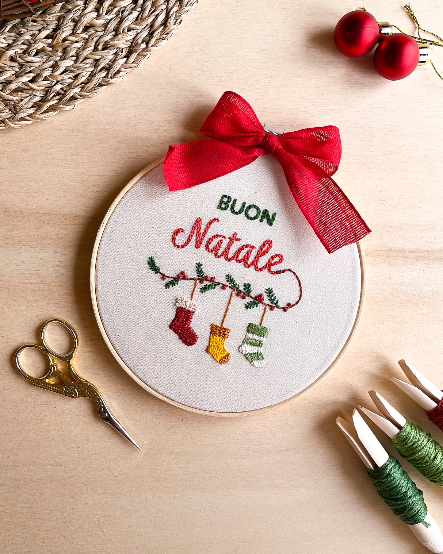 Buon Natale - pattern di ricamo a mano con istruzioni e video tutorial