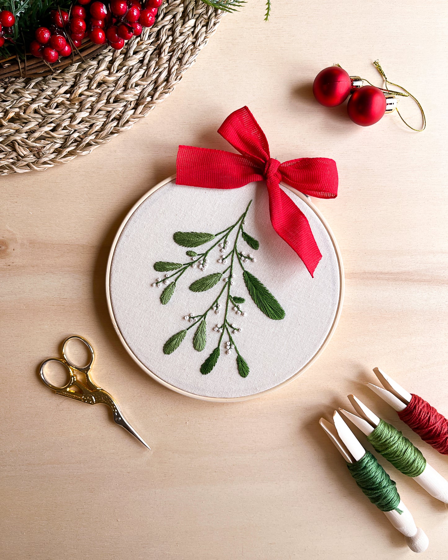 Vischio di Natale - pattern di ricamo a mano con istruzioni e video tutorial