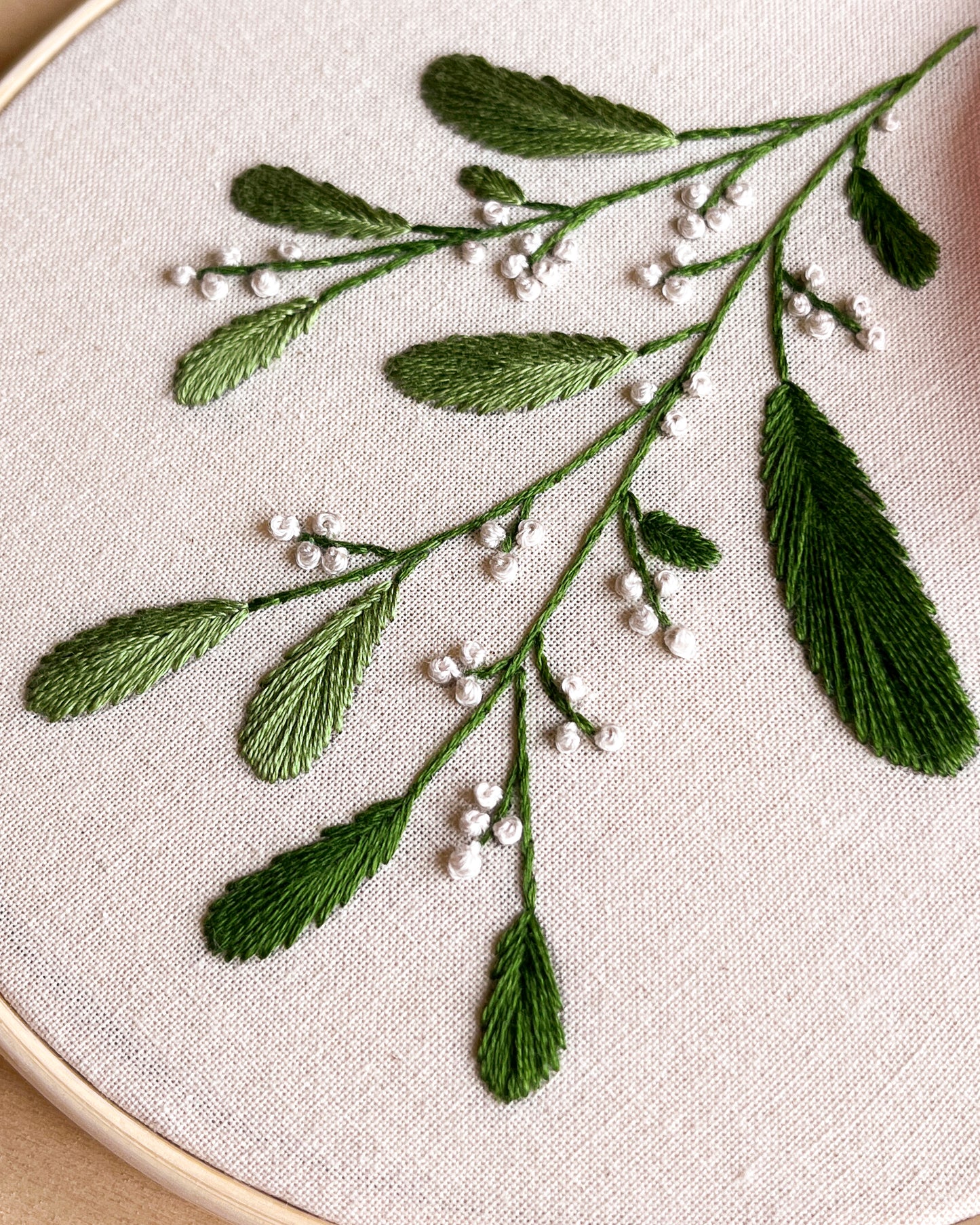 Vischio di Natale - pattern di ricamo a mano con istruzioni e video tutorial