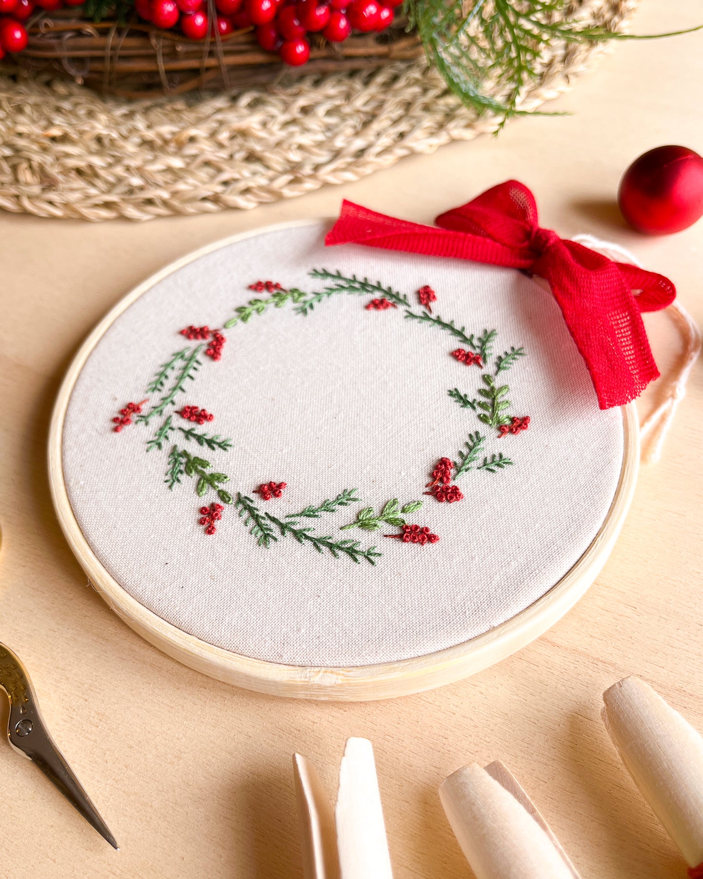 Ghirlande natalizie - pattern di ricamo a mano con istruzioni e video tutorial