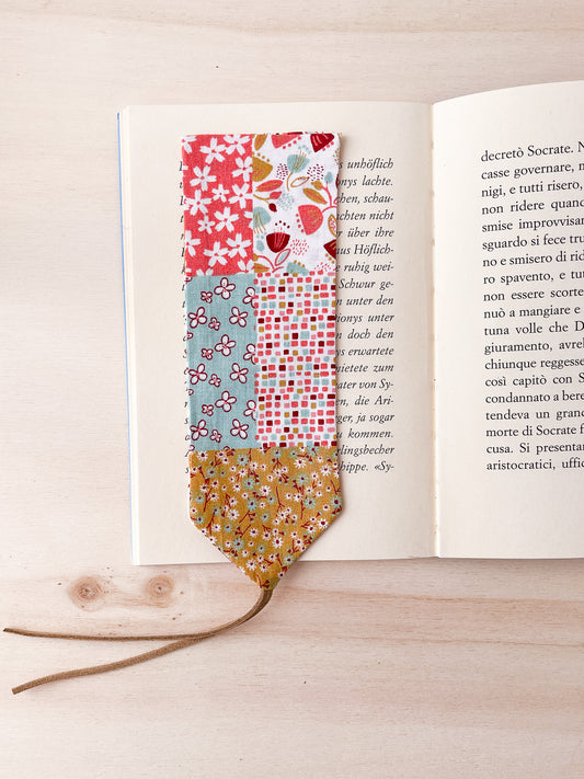 Segnalibro in stoffa patchwork floreale