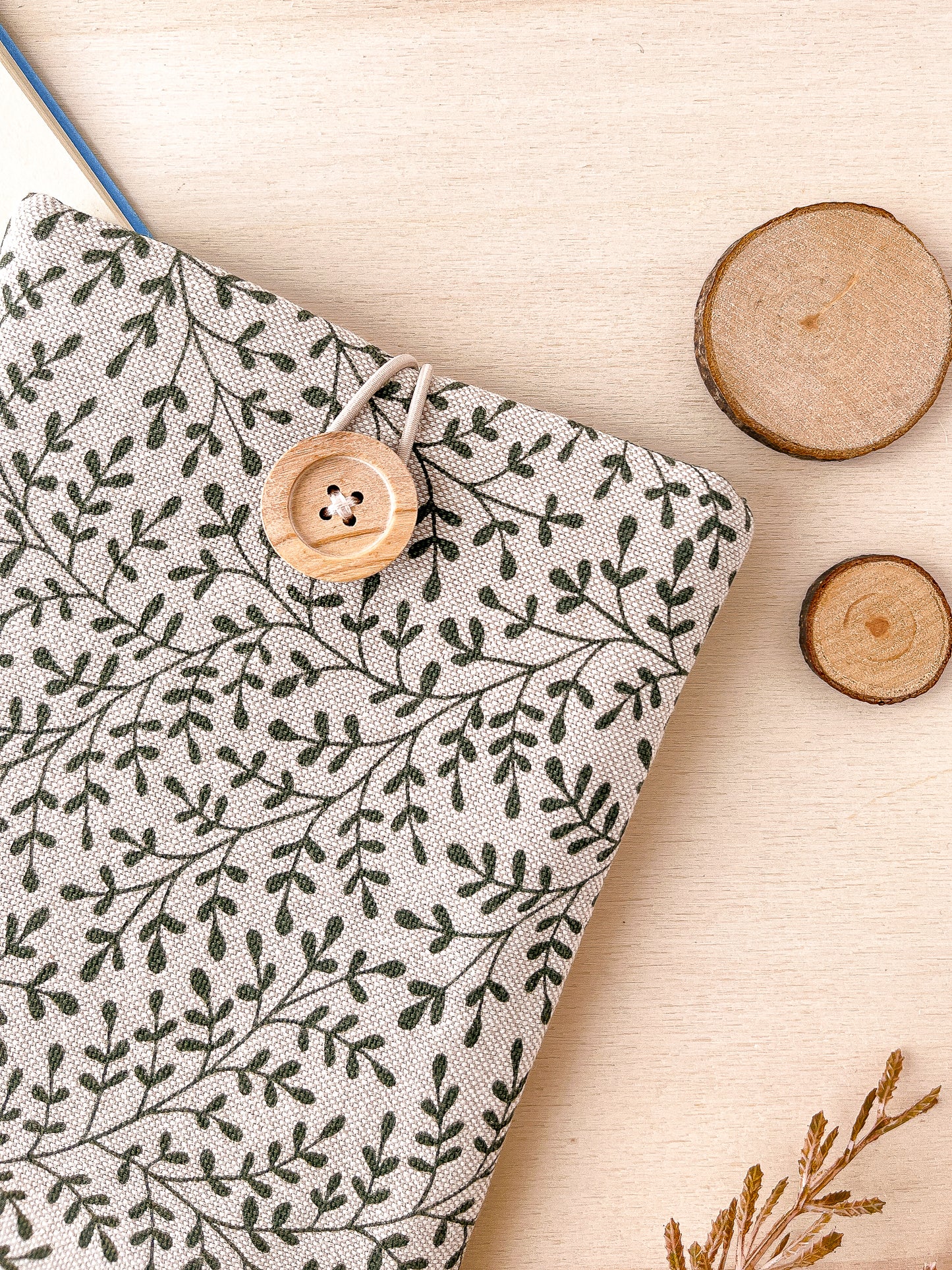 Tiny leaves padded e-reader sleeve