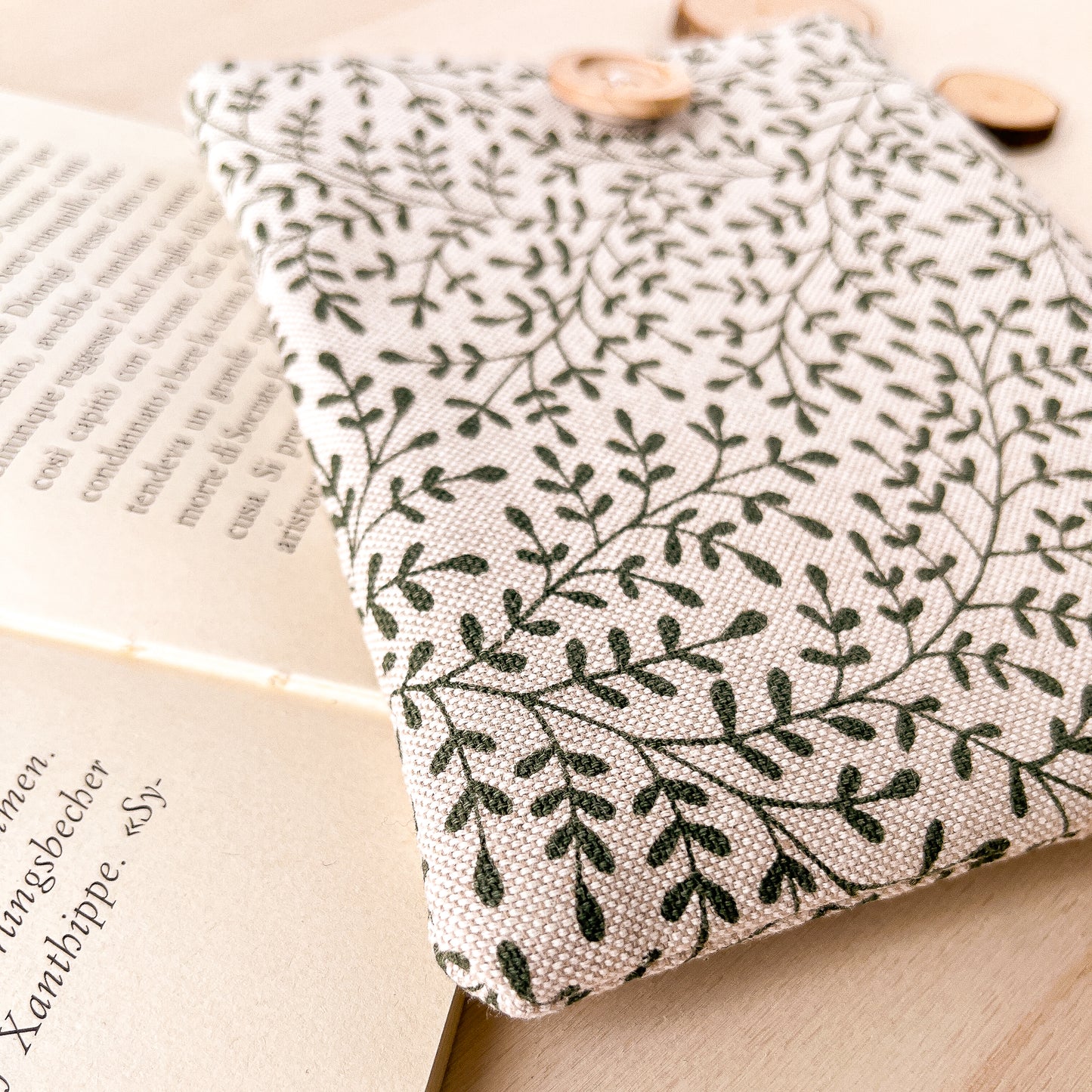 Tiny leaves padded e-reader sleeve
