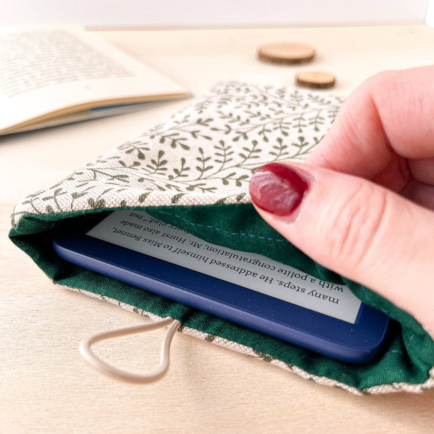 Tiny leaves padded e-reader sleeve