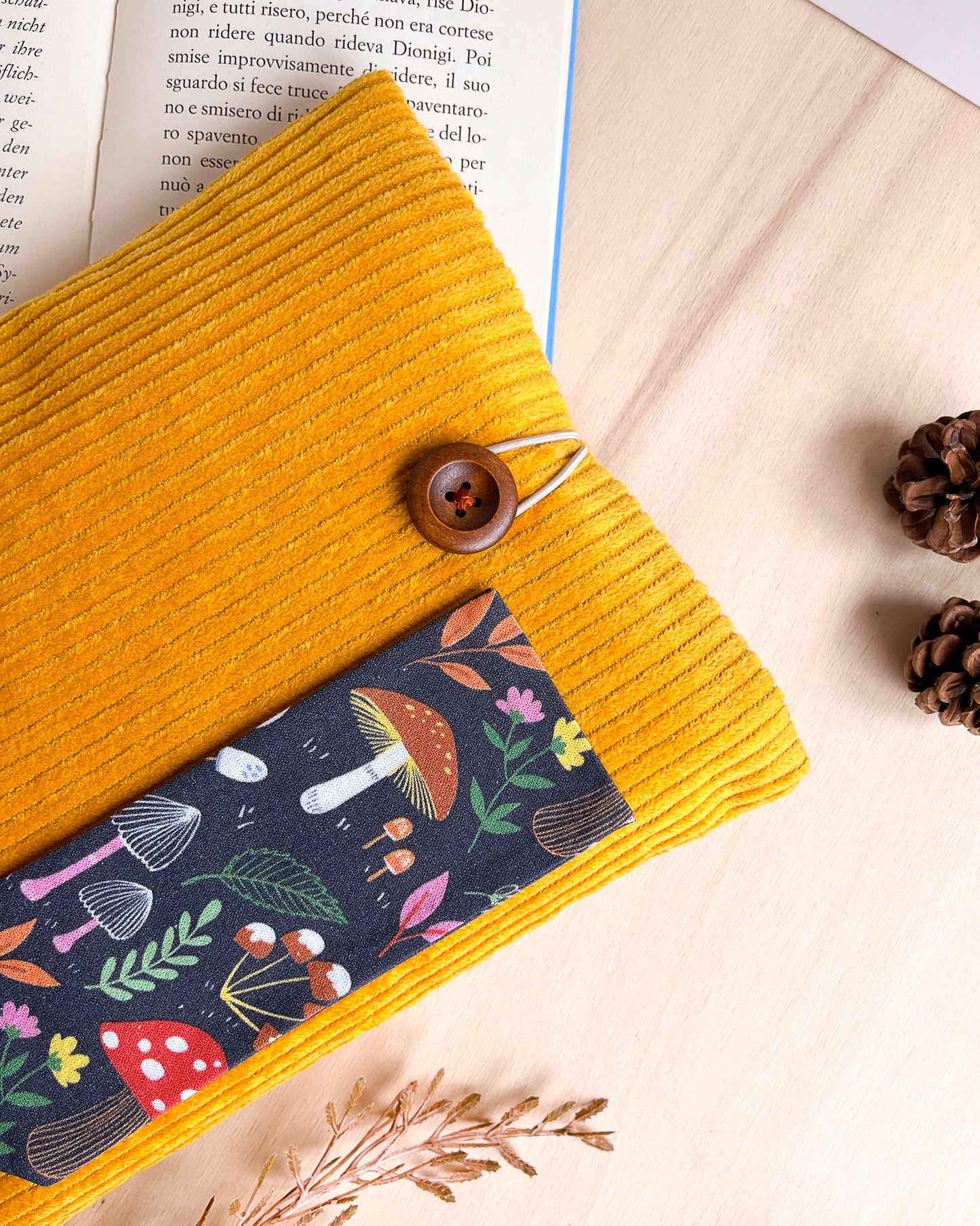 Custodia per libri imbottita in velluto giallo con fodera autunnale
