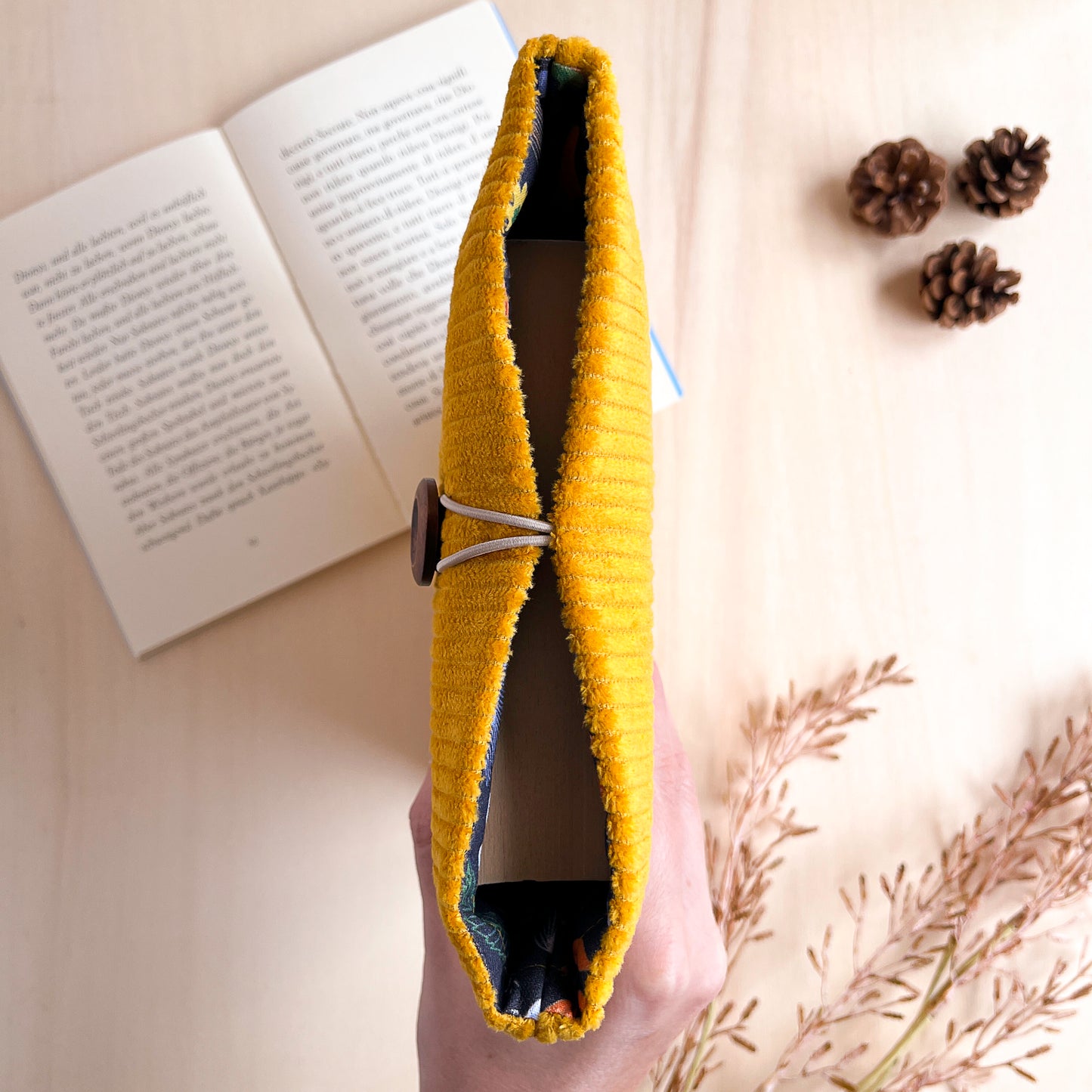 Custodia per libri imbottita in velluto giallo con fodera autunnale