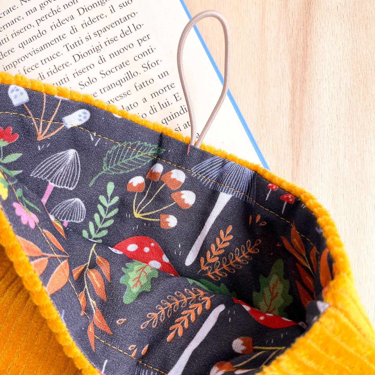 Custodia per libri imbottita in velluto giallo con fodera autunnale