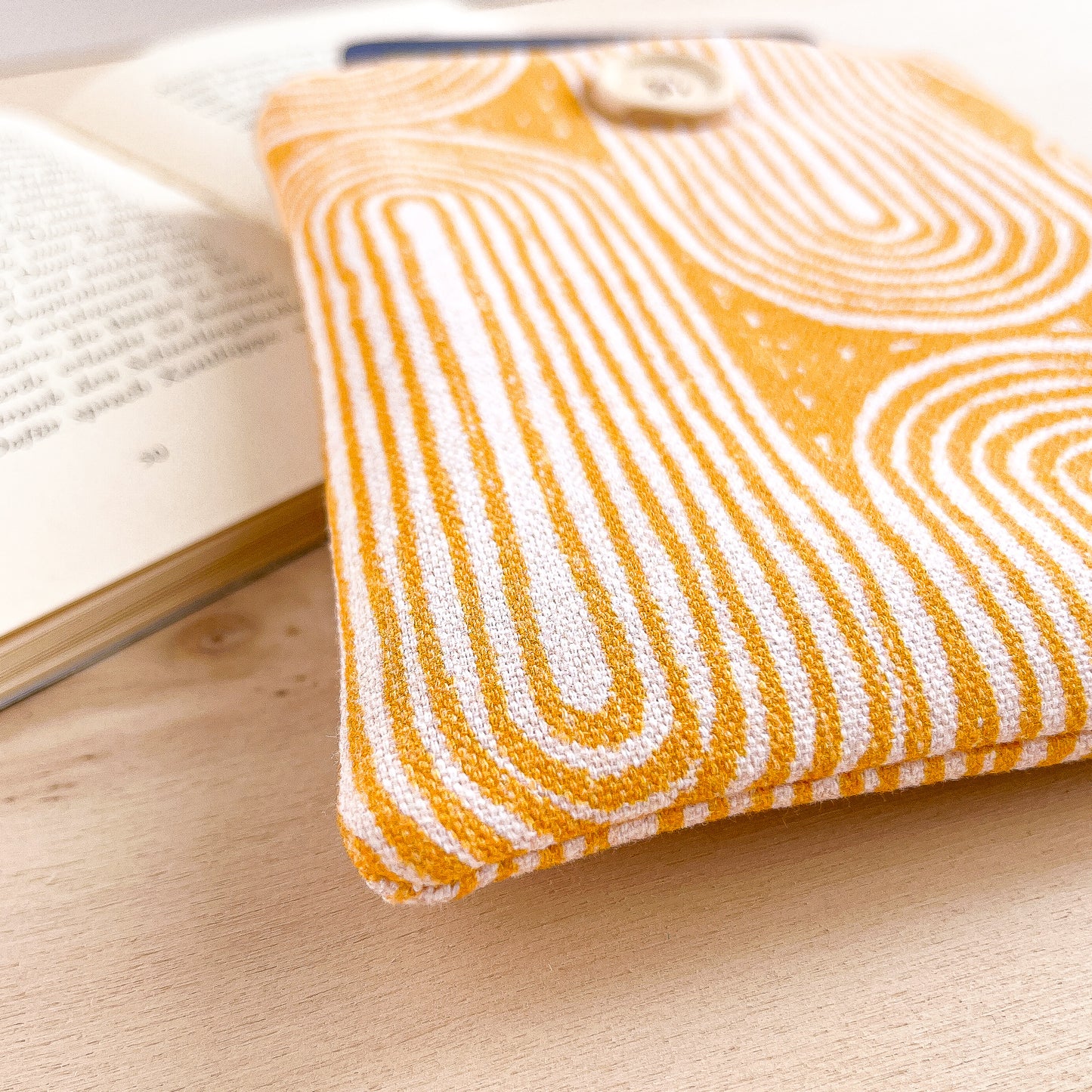 Custodia per e-reader con motivo geometrico giallo