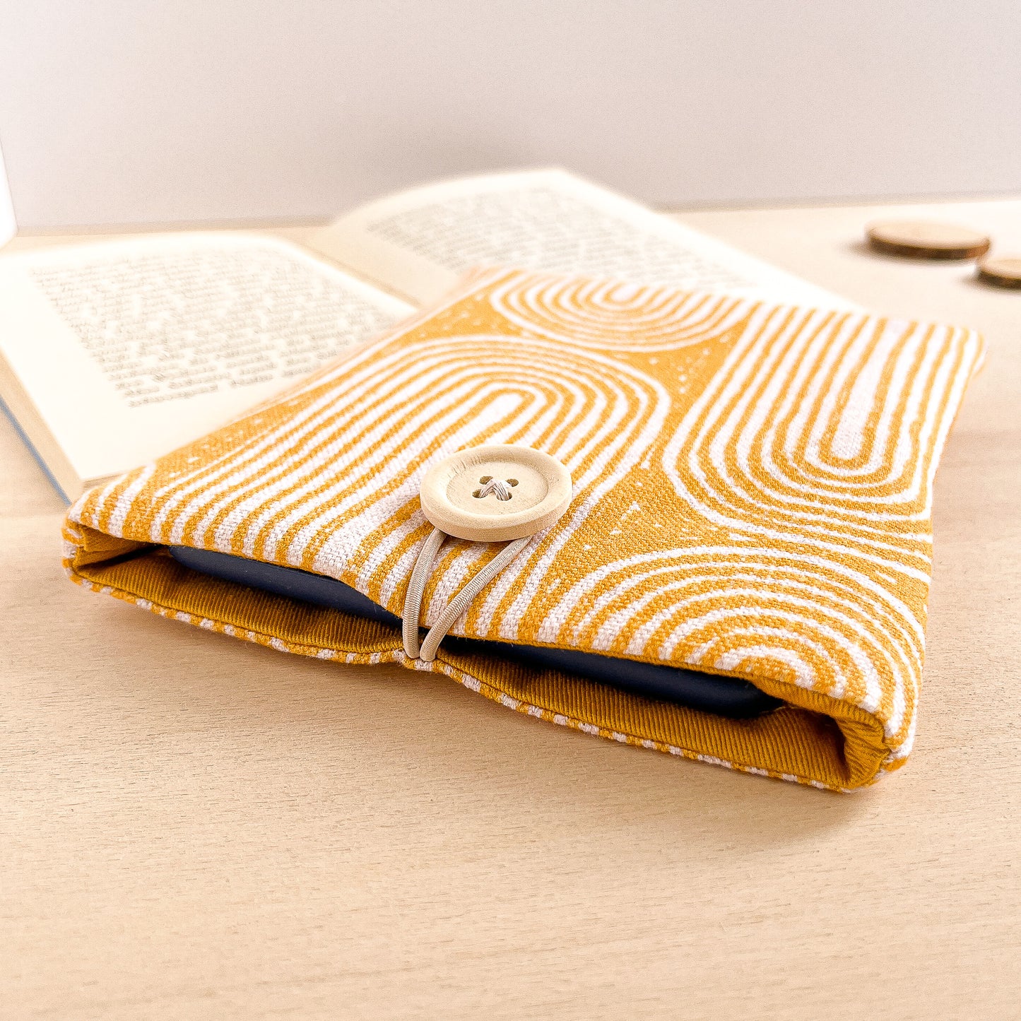 Custodia per e-reader con motivo geometrico giallo