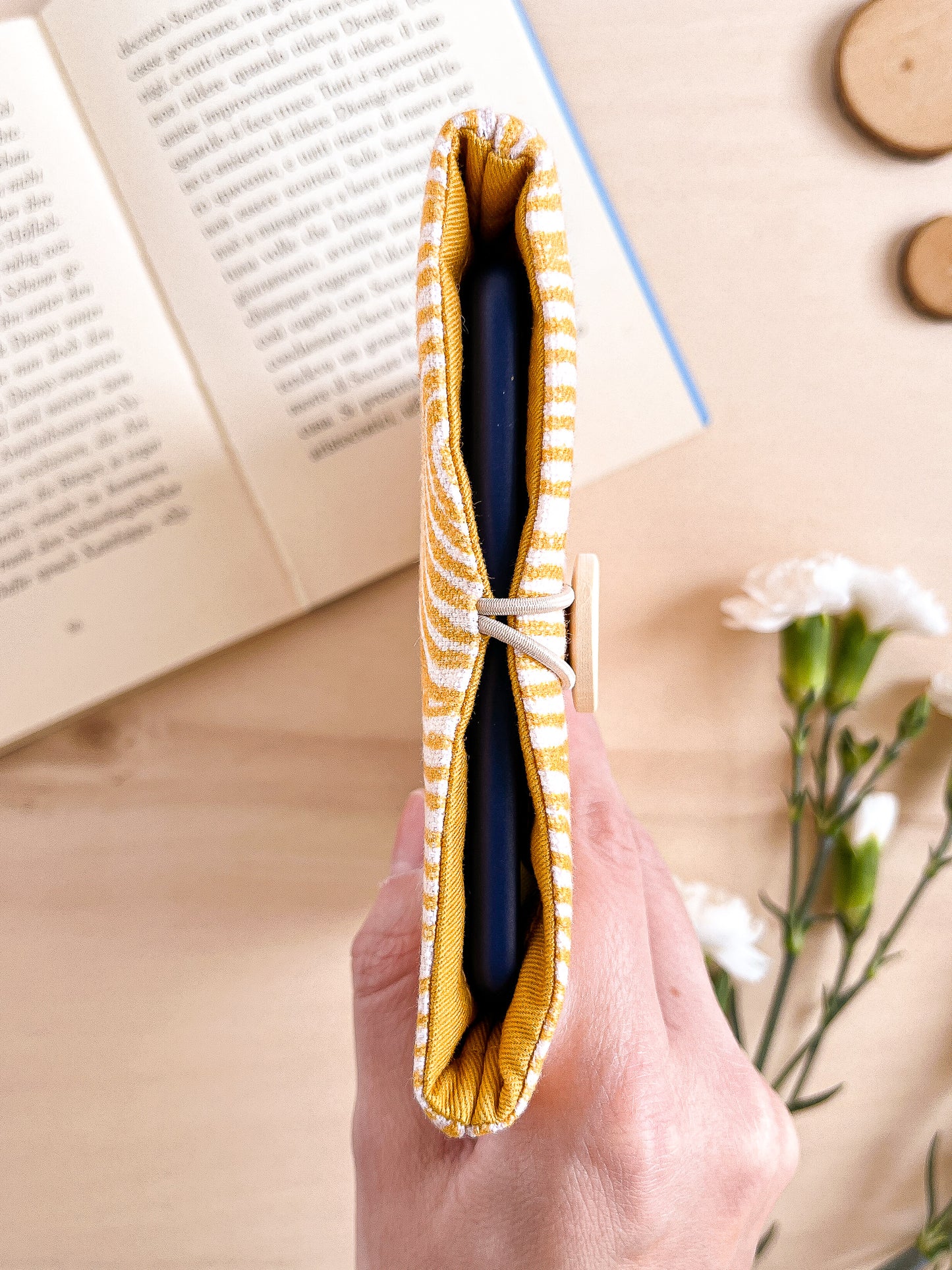 Custodia per e-reader con motivo geometrico giallo